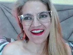 Amateur Adult Webcam of esmeralda_oiko