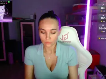 Bongacams Nude Webcam of QWEENII