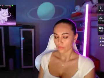 Bongacams Nude Webcam of QWEENII