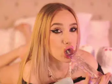 Bongacams Free Porn Cam of EmmaNaughtiness