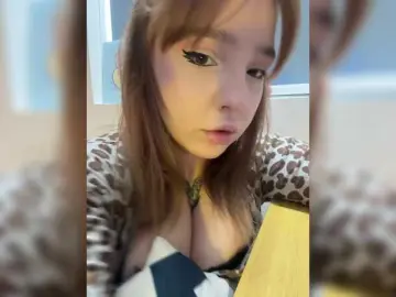 Bongacams Sex Cam of LittleDelora