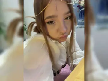 Bongacams Live Sex Cam of LittleDelora