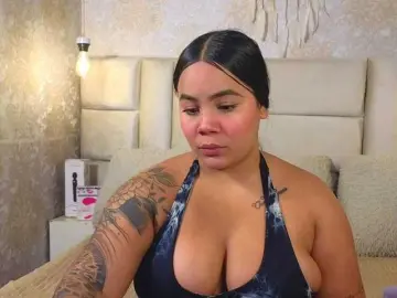 Bongacams Sex Cam of emilyqueen3xx