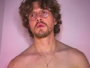 Cam4 Live Porn of MCKLISTER69