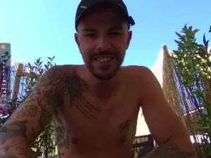 Cam4 Free Live Porn of monsieurguitsxx