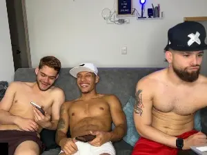 Cam4 Live Sex Cam of zoneboys_