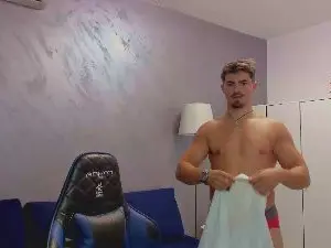 Cam4 Live Porn of greekgod19