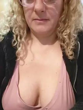 Cam4 Live Porn of Isismilf