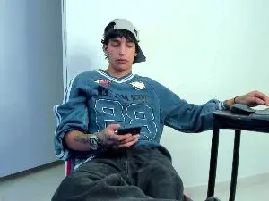 Cam4 Live Porn of KroyWave