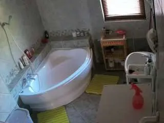 Camsoda Live Sex Cam of voyeurcam-julmodels-bath-1st-2
