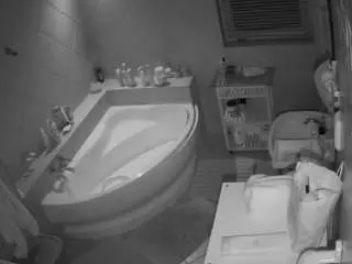 Camsoda Private Sex Chat of voyeurcam-julmodels-bath-1st-2