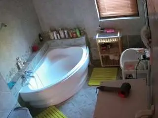 Camsoda Adult Webcams of voyeurcam-julmodels-bath-1st-2