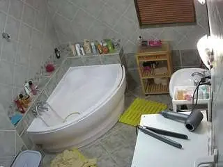 Camsoda Live Sex Cam of voyeurcam-julmodels-bath-1st-2