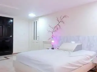 Camsoda Nude Webcam of charolbruce