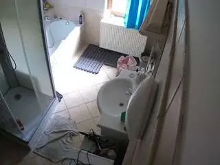 Camsoda Live Sex Cam of voyeurcam-julmodels-bath-2nd-2