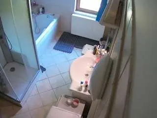 Camsoda Live Sex Cam of voyeurcam-julmodels-bath-2nd-2