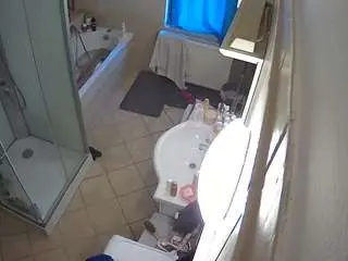 Camsoda Free Porn Cam of voyeurcam-julmodels-bath-2nd-2