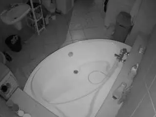 Camsoda Private Sex Chat of voyeurcam-julmodels-bath-1st-1