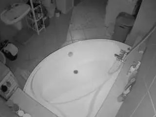 Camsoda Sex Cam of voyeurcam-julmodels-bath-1st-1