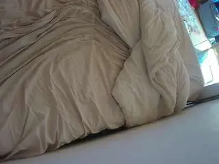 Camsoda Nude Webcam of voyeurcam-julmodels-whitebed-4