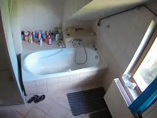Camsoda Watch Live Sex Cams of voyeurcam-julmodels-bath-2nd-1