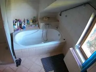 Camsoda Watch Live Sex Cams of voyeurcam-julmodels-bath-2nd-1