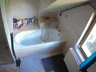 Camsoda Free Porn Cam of voyeurcam-julmodels-bath-2nd-1