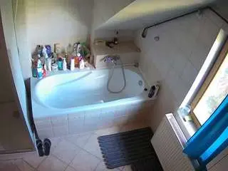 Camsoda Adult Webcam of voyeurcam-julmodels-bath-2nd-1