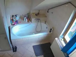 Camsoda Live Sex Cam of voyeurcam-julmodels-bath-2nd-1