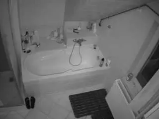 Camsoda Adult Video Chat of voyeurcam-julmodels-bath-2nd-1