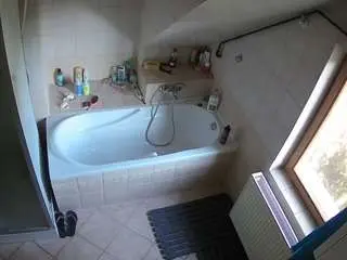 Camsoda Sex Chat of voyeurcam-julmodels-bath-2nd-1