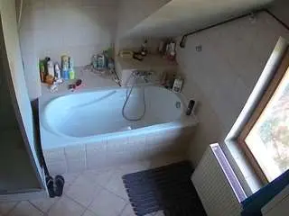 Camsoda Adult Webcam of voyeurcam-julmodels-bath-2nd-1