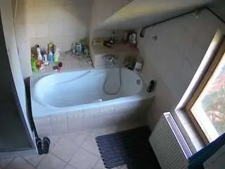 Camsoda Watch Live Sex Cams of voyeurcam-julmodels-bath-2nd-1