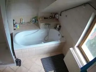Camsoda Nude Webcam of voyeurcam-julmodels-bath-2nd-1
