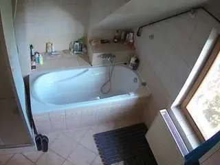 Camsoda Best Webcam of voyeurcam-julmodels-bath-2nd-1