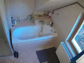 Camsoda Sex Cam of voyeurcam-julmodels-bath-2nd-1