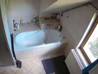 Camsoda Live Sex of voyeurcam-julmodels-bath-2nd-1