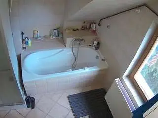 Camsoda Free Live Porn of voyeurcam-julmodels-bath-2nd-1