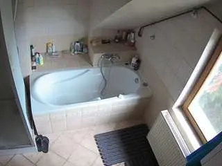Camsoda Watch Live Sex Cams of voyeurcam-julmodels-bath-2nd-1