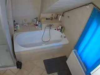 Camsoda Sex Cam of voyeurcam-julmodels-bath-2nd-1