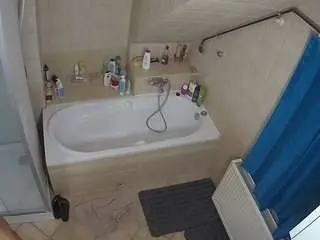 Camsoda Live Sex Cam of voyeurcam-julmodels-bath-2nd-1