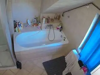 Camsoda Live Sex Cam of voyeurcam-julmodels-bath-2nd-1