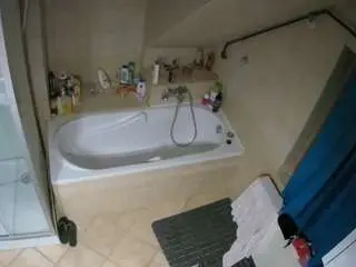 Camsoda Nude Webcam of voyeurcam-julmodels-bath-2nd-1