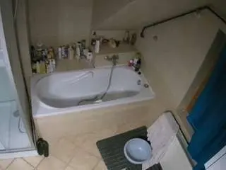 Camsoda Live Sex Cam of voyeurcam-julmodels-bath-2nd-1