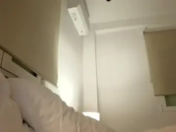 Chaturbate Live Sex Cam of chillwithcamii
