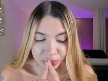 Chaturbate Live Sex Cam of niaholland