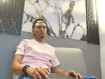 Chaturbate Live Sex Cam of maxi_jones2