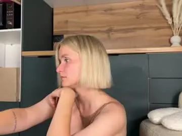 Chaturbate Live Sex Cam of adele_nick2202