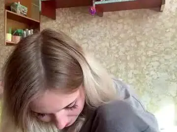 Chaturbate Live Sex Cam of deedeemichelotti