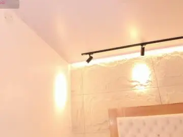 Chaturbate Adult Video Chat of roxi_moon1